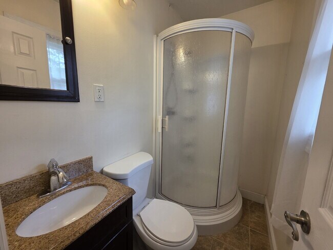 Building Photo - "Charming 3-Bed Oasis with Granite Touches in Fayetteville – 1600 Sq Ft of Comfort!"