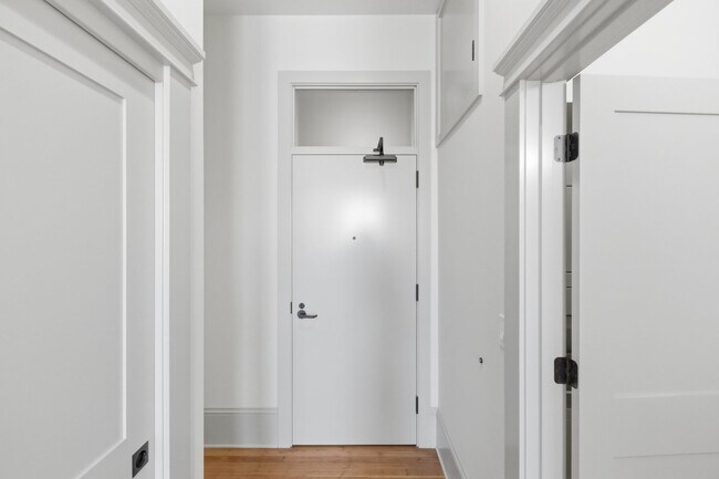 Building Photo - MOVE IN SPECIAL - NEWLY RENOVATED DOWNTOWN SALEM STUDIO