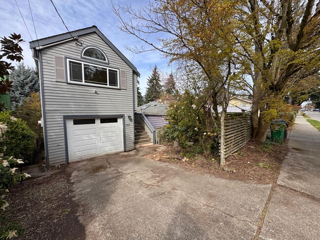 Building Photo - Beautiful Wedgwood Home with Flexible Living + 2nd Kitchen