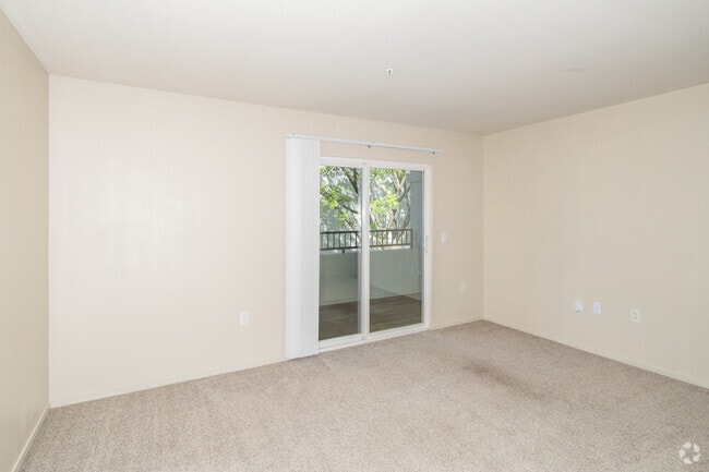 1BR, 1BA - 645SF - Living Room - KNOLLS AT GREEN VALLEY