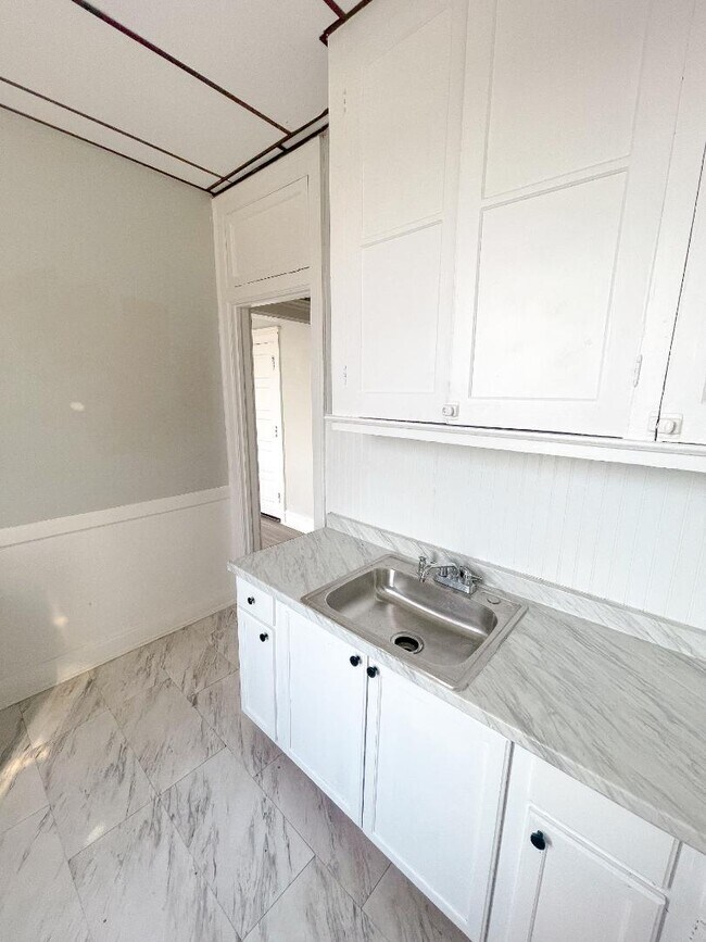 Building Photo - 601 Main St