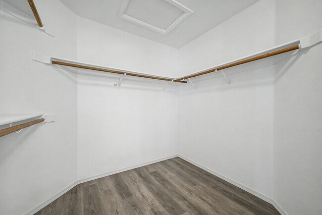 Building Photo - 3103 N Meadow Ln