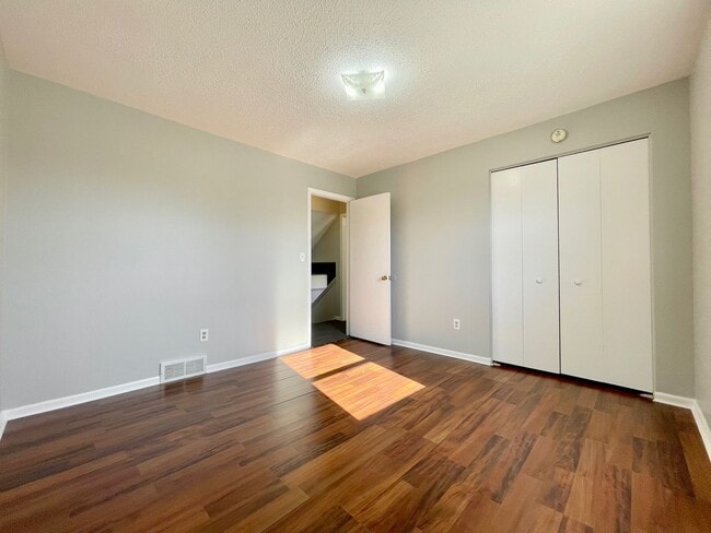 Building Photo - 3910-3912 Camelot Dr SE