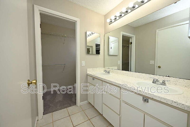 Building Photo - 1808 Village Ct