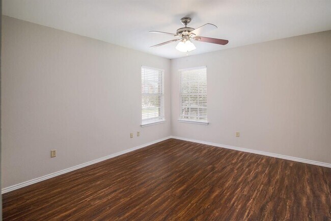 Building Photo - 1806 Oakmont Ln