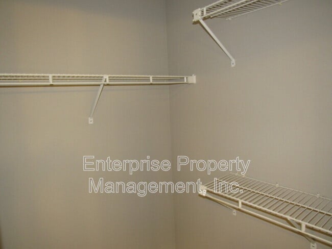 Building Photo - 7037 Meadowlands Pl