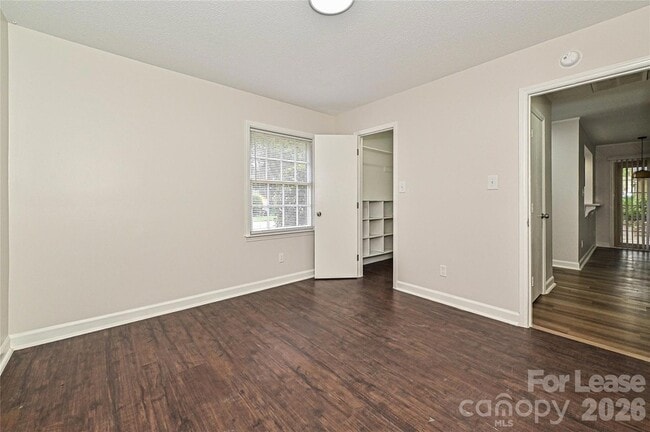 Building Photo - 8439 Country Oaks Rd