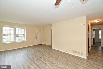 Building Photo - 592 Wrensong Rd