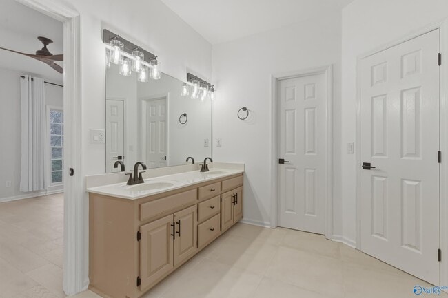 Building Photo - 226 Eastview Dr