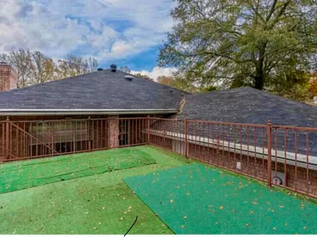 Building Photo - 815 Montreal Dr