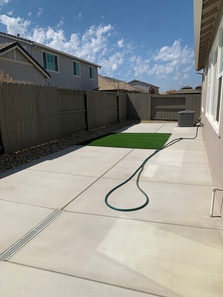 Building Photo - 631 Periwinkle Dr