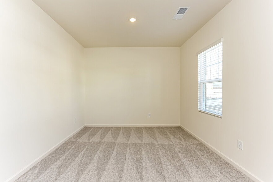 Building Photo - 7610 Saffron Ave