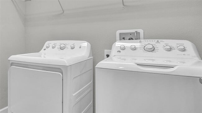 Building Photo - 1695 Ludington Ave