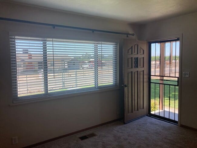 Building Photo - Turlock Country Living 3 Bedroom 2 Bath Home