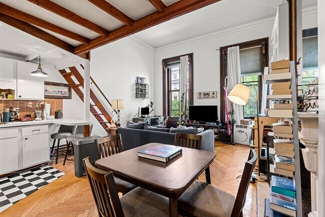 Building Photo - 163 Beacon St
