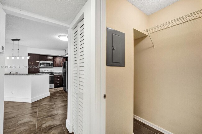 Building Photo - 457 Vista Isles Dr