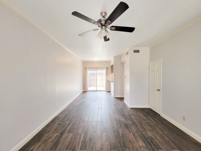 Building Photo - Medical Center Living at Its Best – Poolsi...