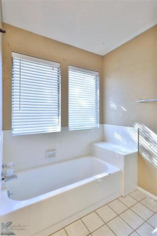 Building Photo - 4025 Inverrary Dr