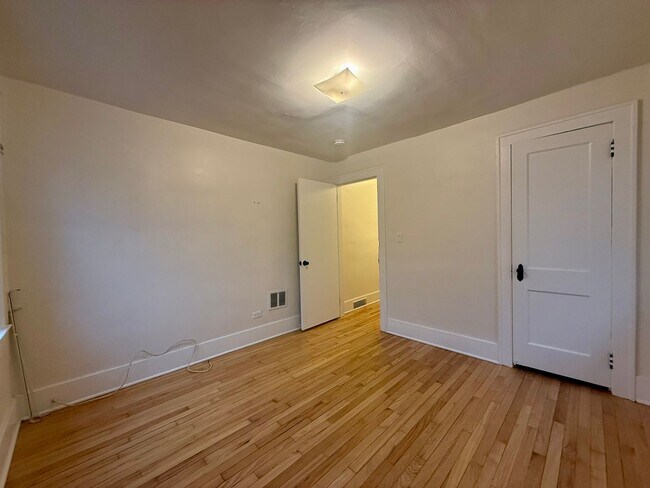 Building Photo - 335/337 Ardmore Dr