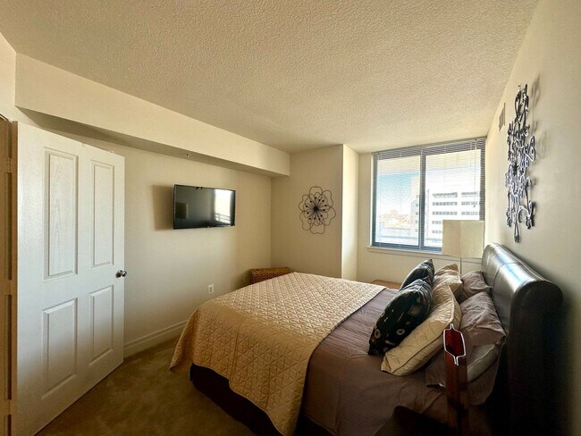 Building Photo - Fully Furnished Luxurious 2 Bedroom Condo ...