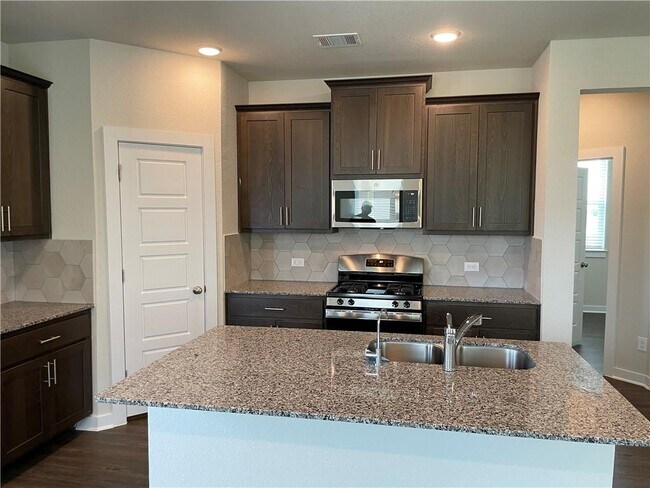 Building Photo - 609 Paddock Ln