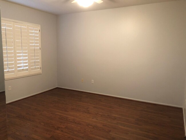 Building Photo - Charming Upper End Unit 2 Bed 2 Bath Condo
