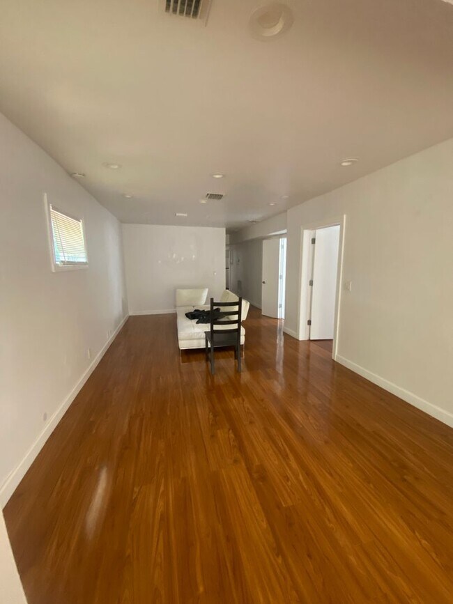 Building Photo - Large house with ample parking, located in Victoria Park, close to US 1 and Broward Blvd.