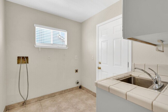 Building Photo - 880 Woodsong Ln