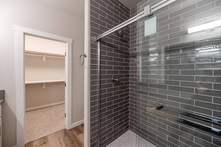 Master bath/closet - 4075 Quinn Dr NE