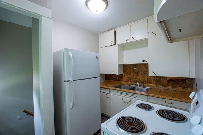Building Photo - 2 Bedroom / 1 Bath Duplex with Garage in Askarben!