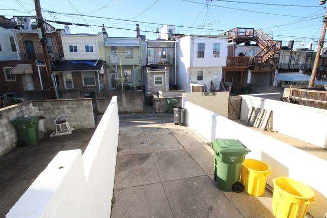 Building Photo - Gorgeous 2bd/1.5 ba Canton townhome. OSP, CAC, W/D and more! Available 3/13