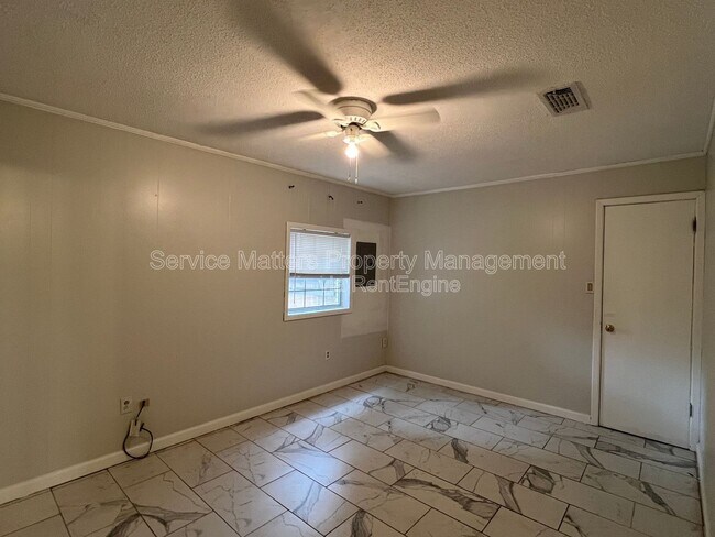 Building Photo - 1003 Space Cir
