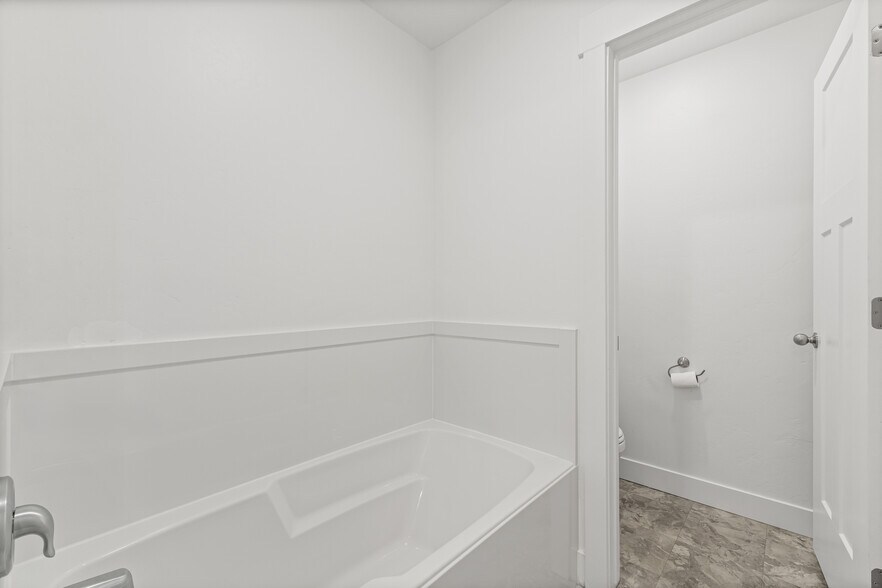 Mather bath tub/toilet - 4877 E Silver Ridge Rd