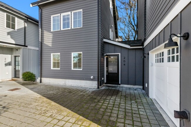 Building Photo - 2Bd/1.75Ba Seattle Condo