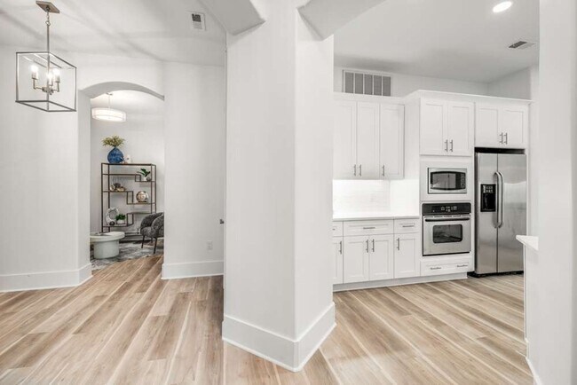 Building Photo - Renovated Corner Condo, Move-In Ready!