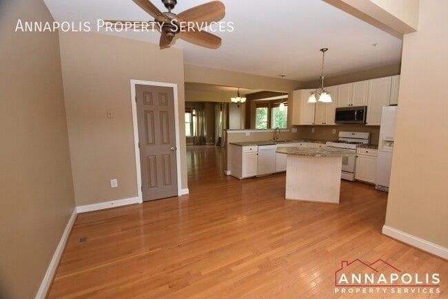 Building Photo - 888 Stonehurst Ct