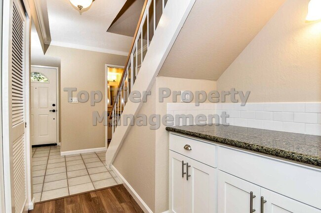 Building Photo - Beautiful 3 Bd/2.5 Ba/1697 sf Walnut Creek townhouse in desirable neighborhood! Available April 1st!