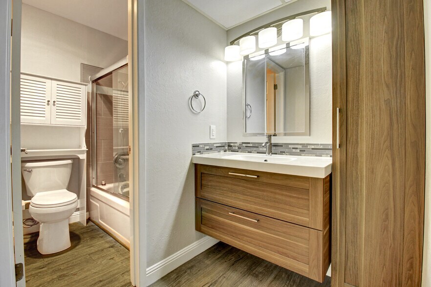 Building Photo - 480 N Civic Dr