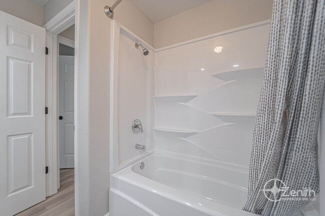 Building Photo - 2541 SW 6th Ave