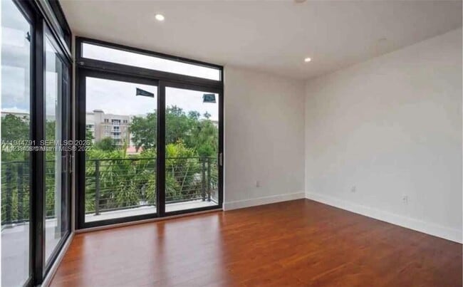 Building Photo - 909 NE 16th Terrace