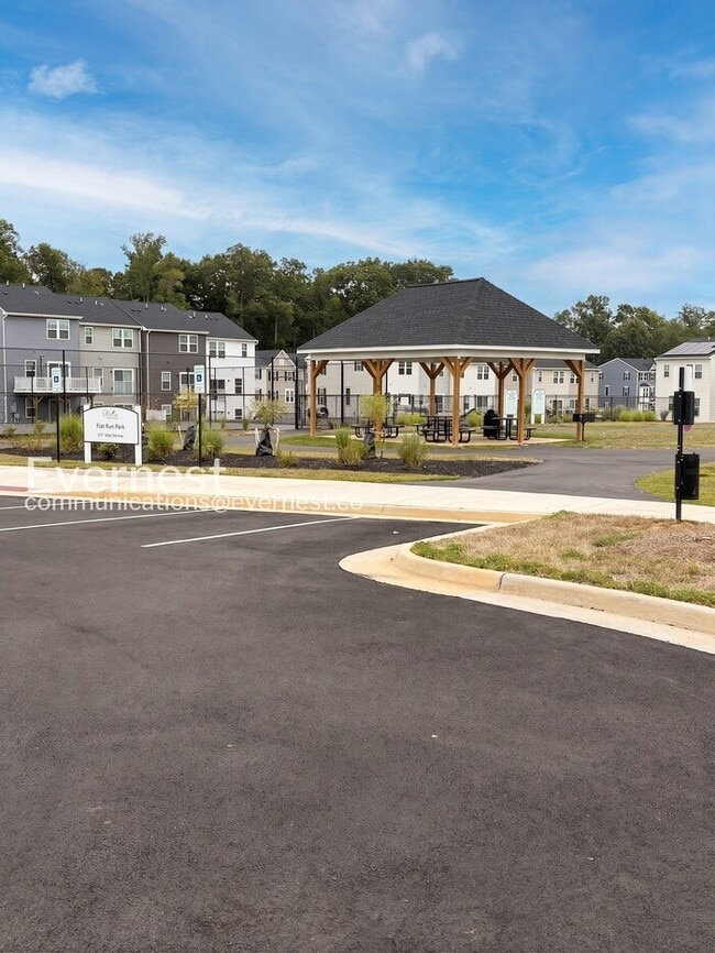 Building Photo - 4-Bed/ 4-Bath Town Home/Available Now!