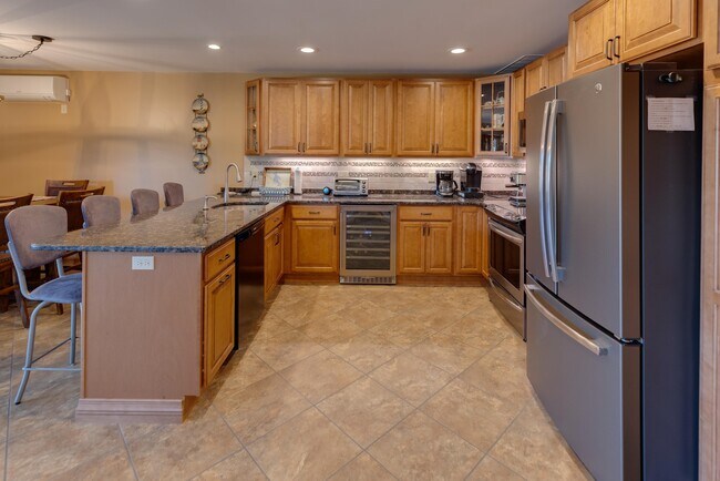 Building Photo - 21 Woodbury Dr