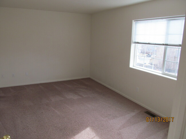 Building Photo - 2 Bed 2 Bath Condo....Available Now In Gat...