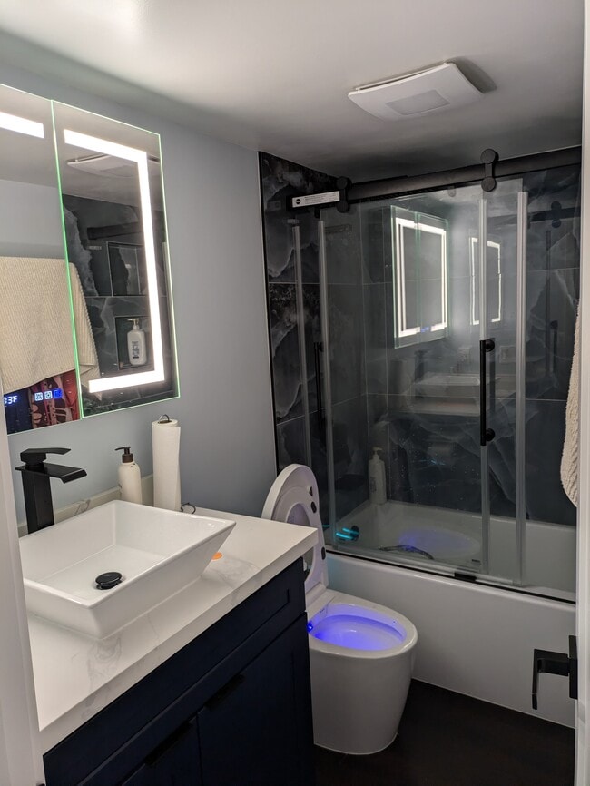 Building Photo - 4727 W Lake Sammamish Pkwy SE