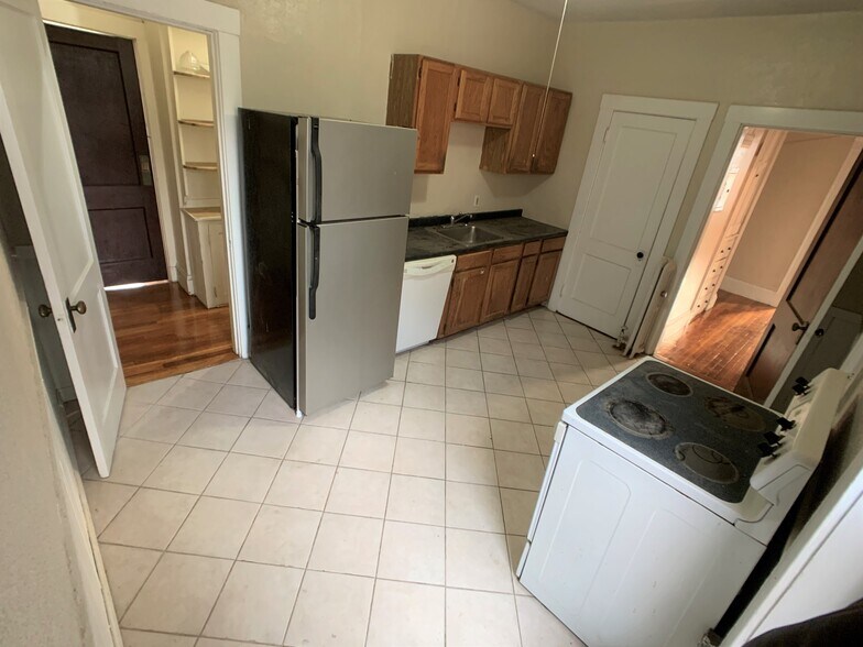 Building Photo - 154 Thorndike St