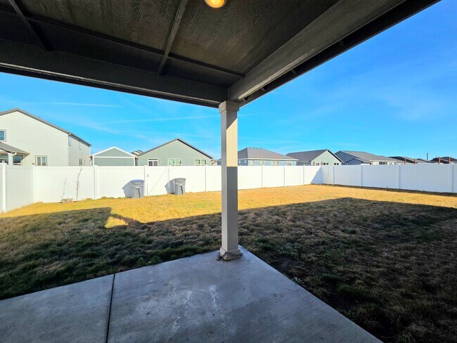 Building Photo - New 4 Bed Rambler | Fenced Yard | 2-car Garage | Move-In Ready House for Rent in Quincy!