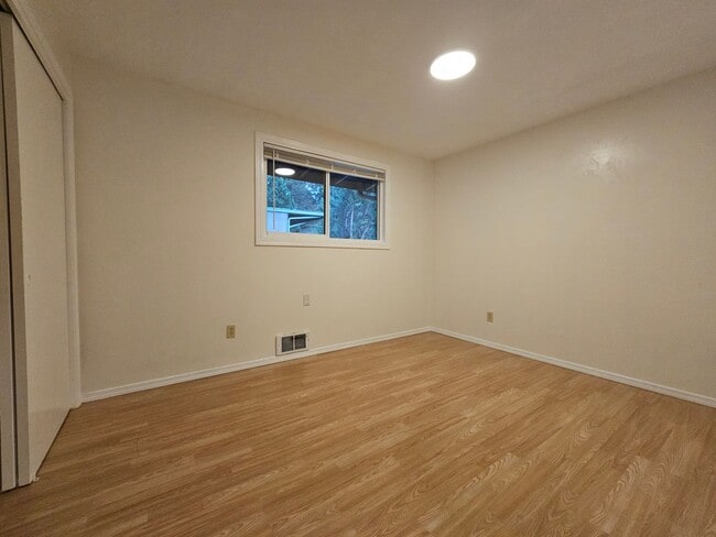 Building Photo - Charming 2 Bedroom 1 Bath Apt near Downtow...