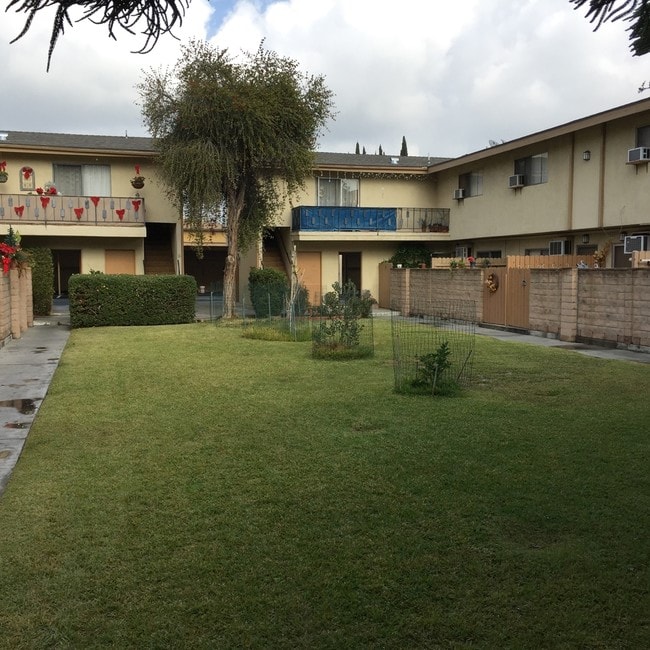 Building Photo - 515 Fairview Ave