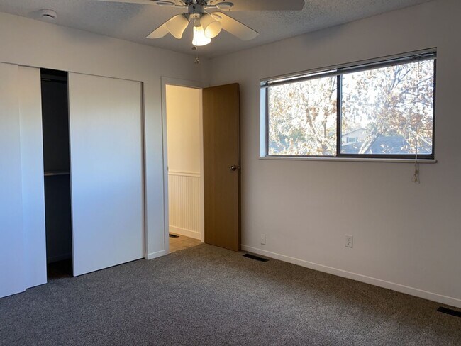 Building Photo - Start a Lease by 12/1 and Receive a $500 R...