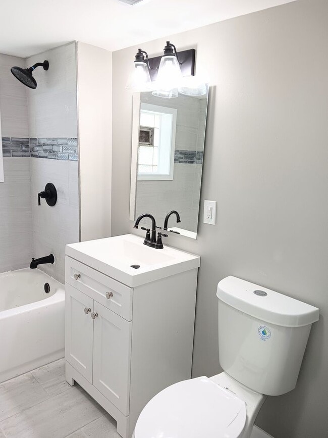 Building Photo - Spacious Showstopper